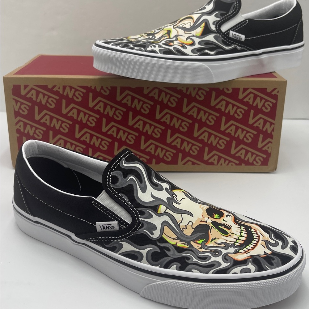 Vans WMNS Classic Slip-On
Flame Skull Black/True White
VN0009Q7BMX Sneakers - Picture 3 of 16